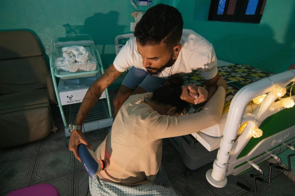 Le rôle du partenaire est fondamental dans l'accouchement médicalisé et peut permettre d'éviter le monitoring continu